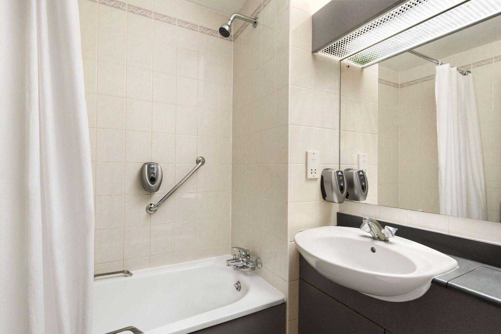 Days Inn סטאפורד מראה חיצוני תמונה